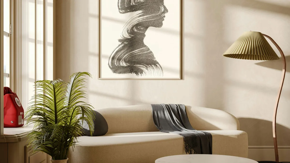 Wohnzimmer mit Sofa und Kunstwerk